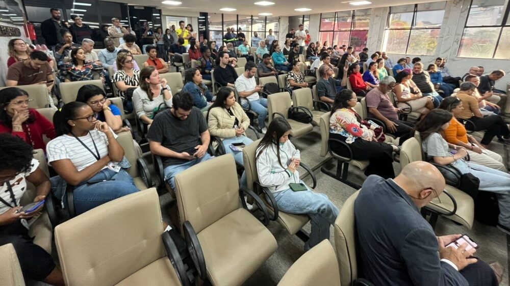 Servidores questionam e Prefeitura de Itabira se posiciona sobre mudanças no plano de saúde, cartão-alimentação e data de pagamento