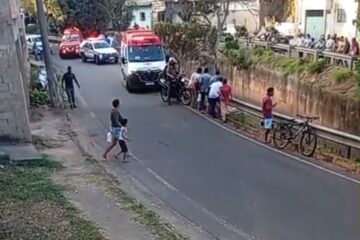 Motociclista tenta desviar de linha de pipa e cai dentro do canal do bairro Gabiroba, em Itabira