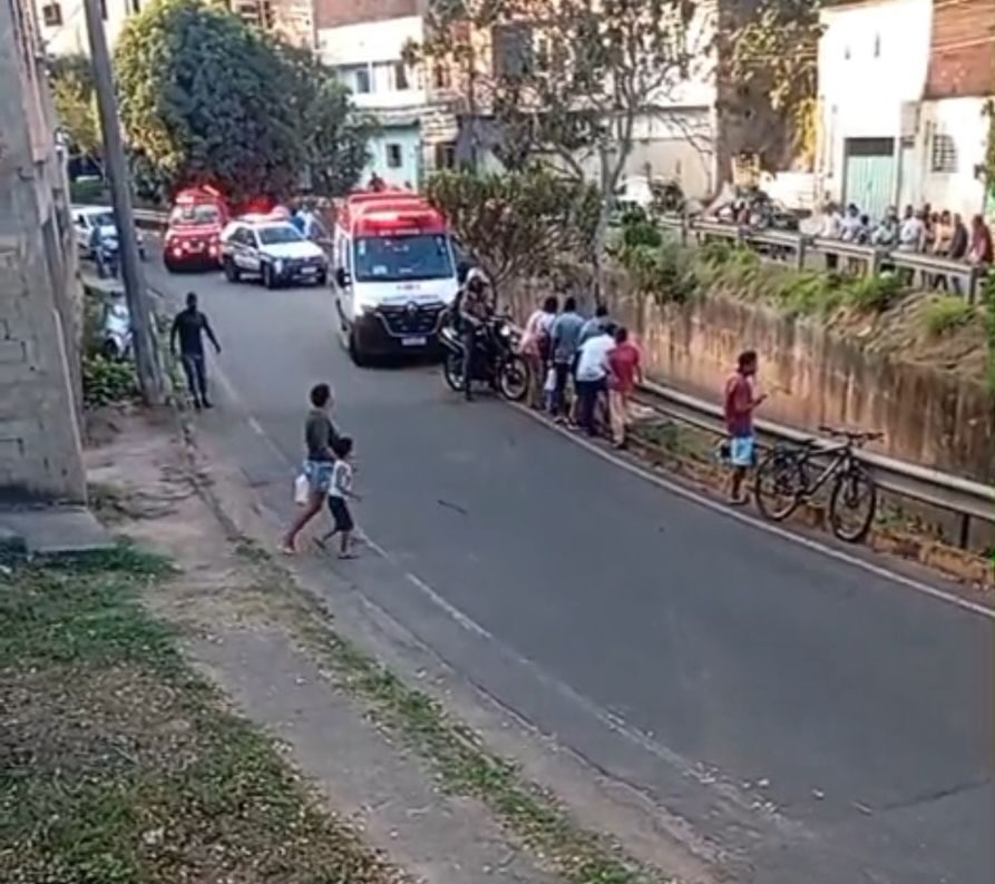 Motociclista tenta desviar de linha de pipa e cai dentro do canal do bairro Gabiroba, em Itabira