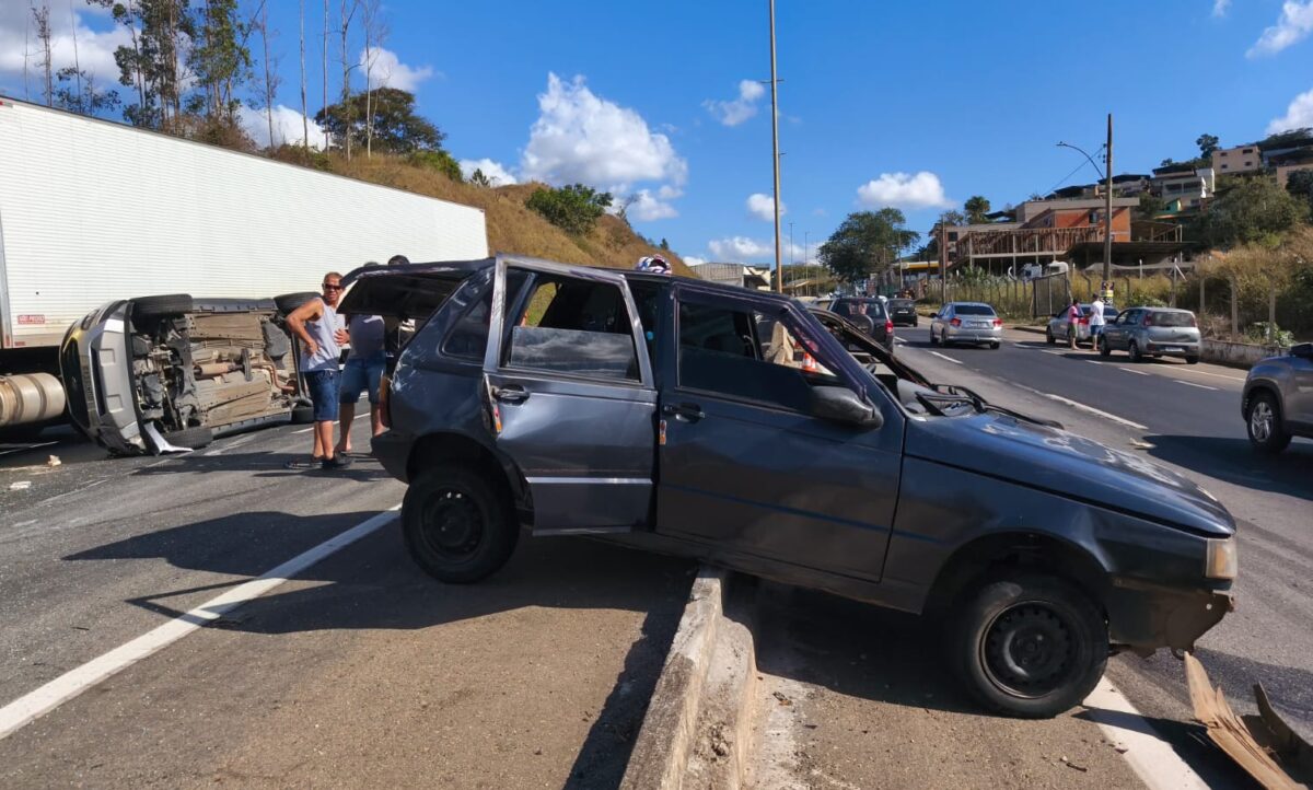 Criança é arremessada de carro em grave acidente na BR-381, em Nova Era