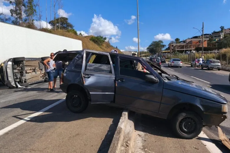 Criança é arremessada de carro em grave acidente na BR-381, em Nova Era