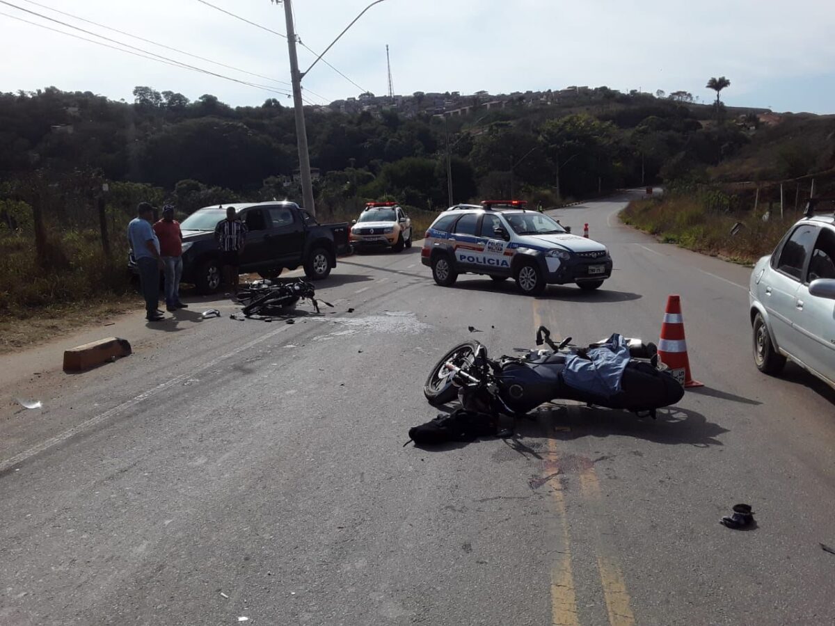 Colisão entre motos deixa três feridos no bairro Ribeira de Cima, em Itabira