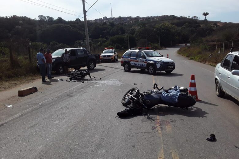 Colisão entre motos deixa três feridos no bairro Ribeira de Cima, em Itabira