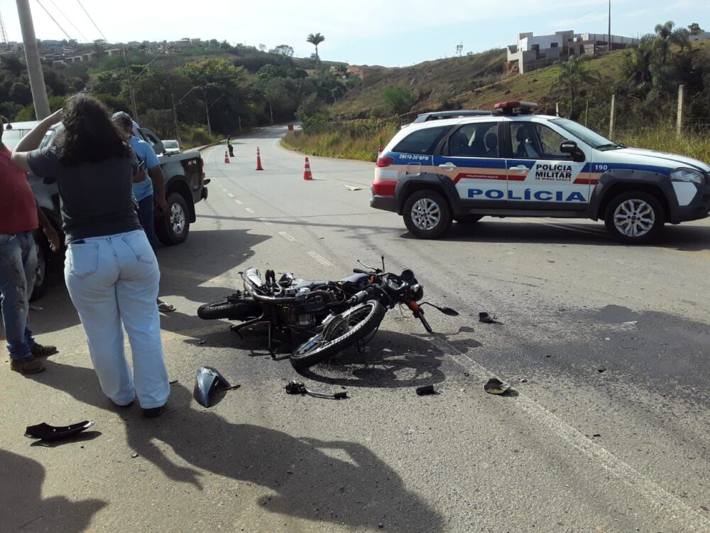 Colisão entre motos deixa três feridos no bairro Ribeira de Cima, em Itabira