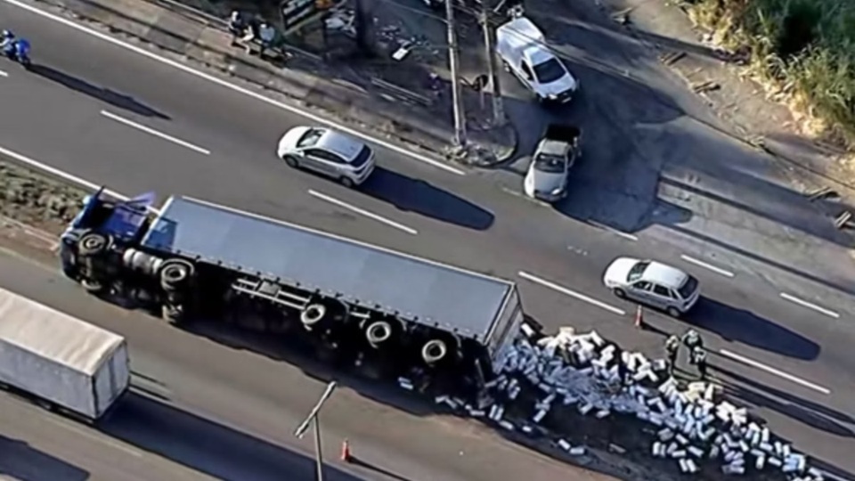 carreta tombada no anel rodoviário
