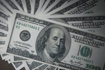 Dólar sobe com tensão fiscal e cenário político. STF restabelece parte do IOF e Lula veta aumento de deputados