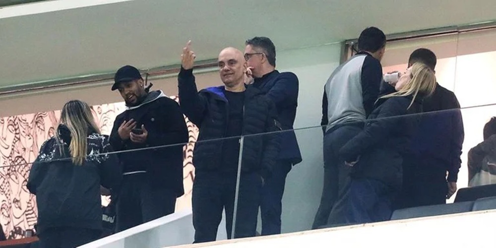 Sob sanções dos EUA, Alexandre de Moraes aparece no estádio e faz gesto obsceno durante clássico