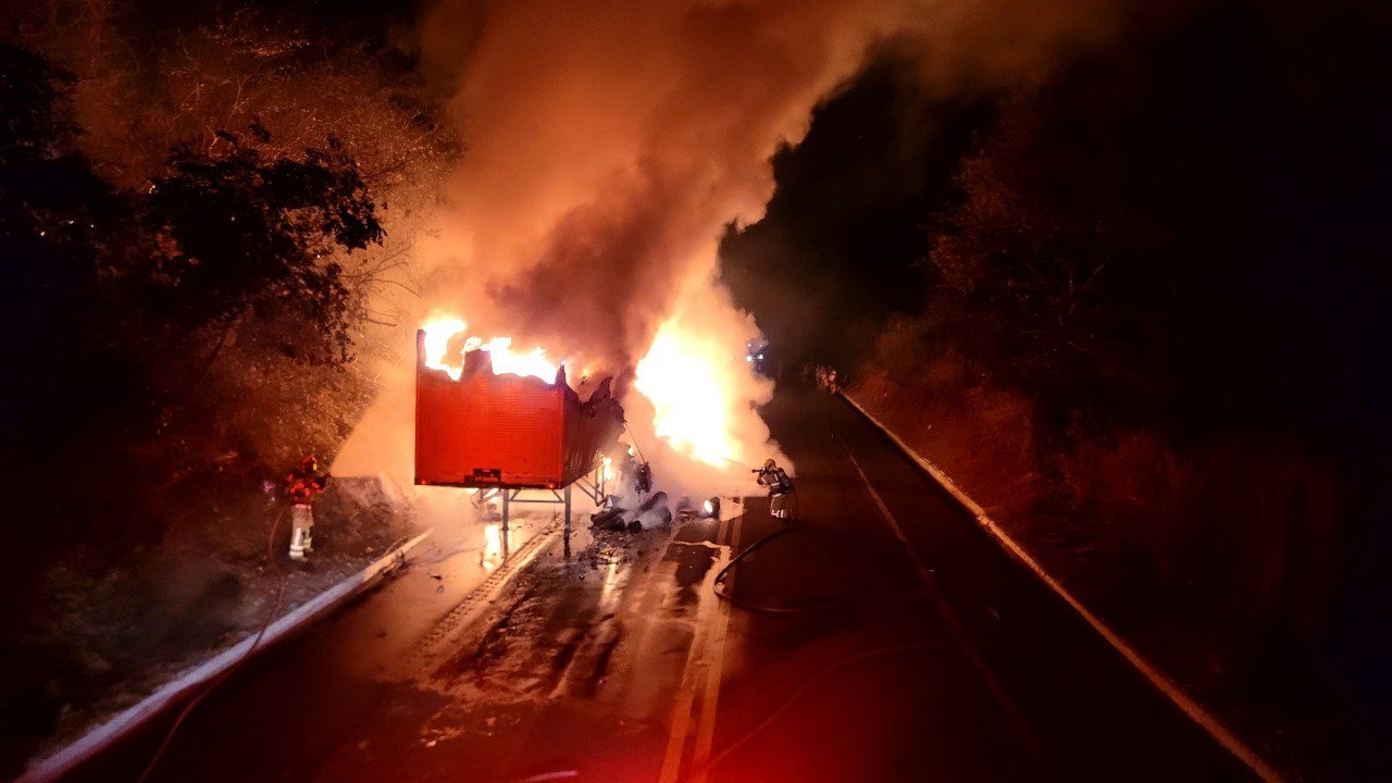 Bombeiros combatem incêndio em carreta na BR-251, em Salinas