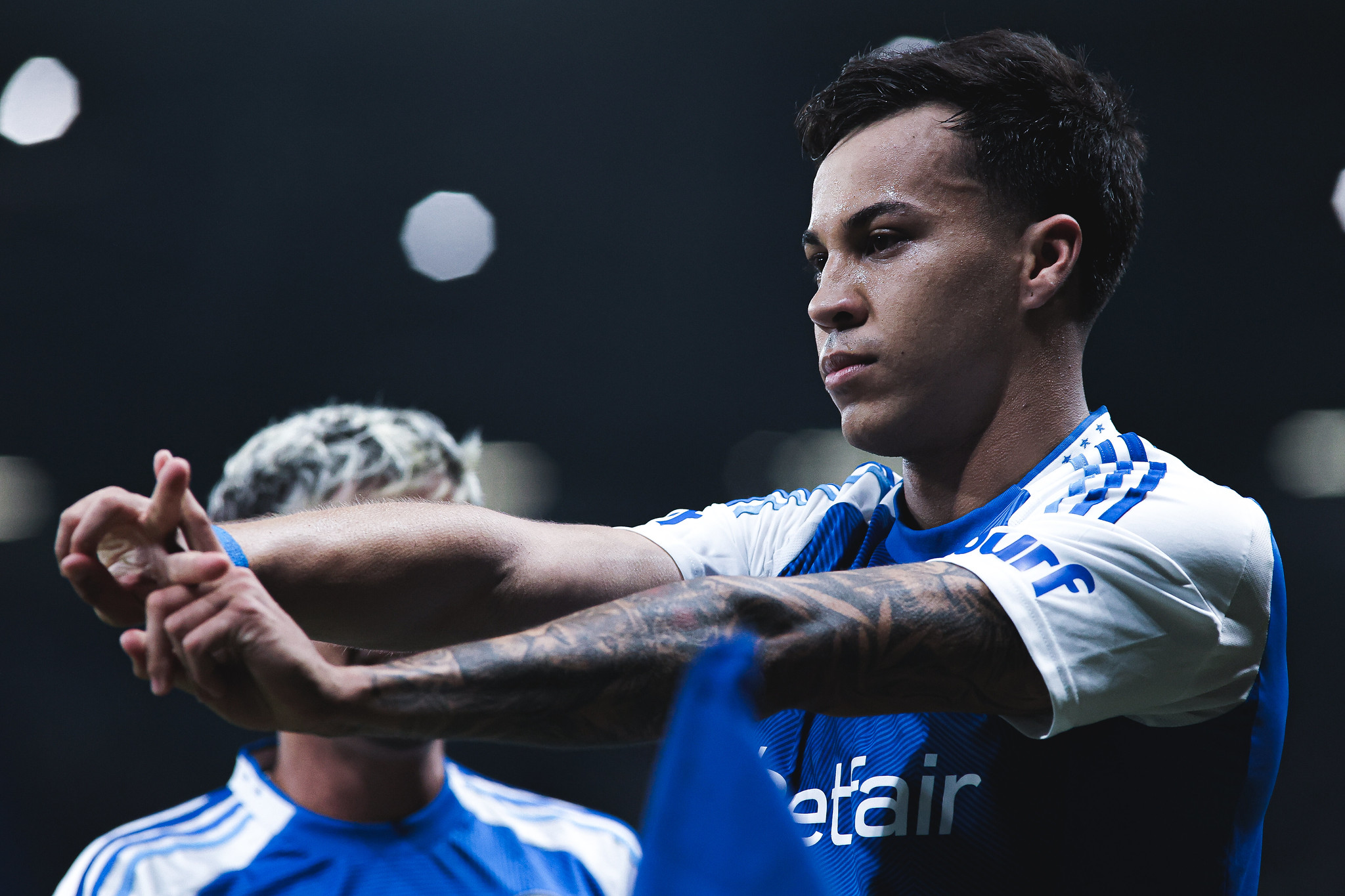 Cruzeiro goleia o Grêmio e continua na caça ao líder Flamengo no Brasileirão