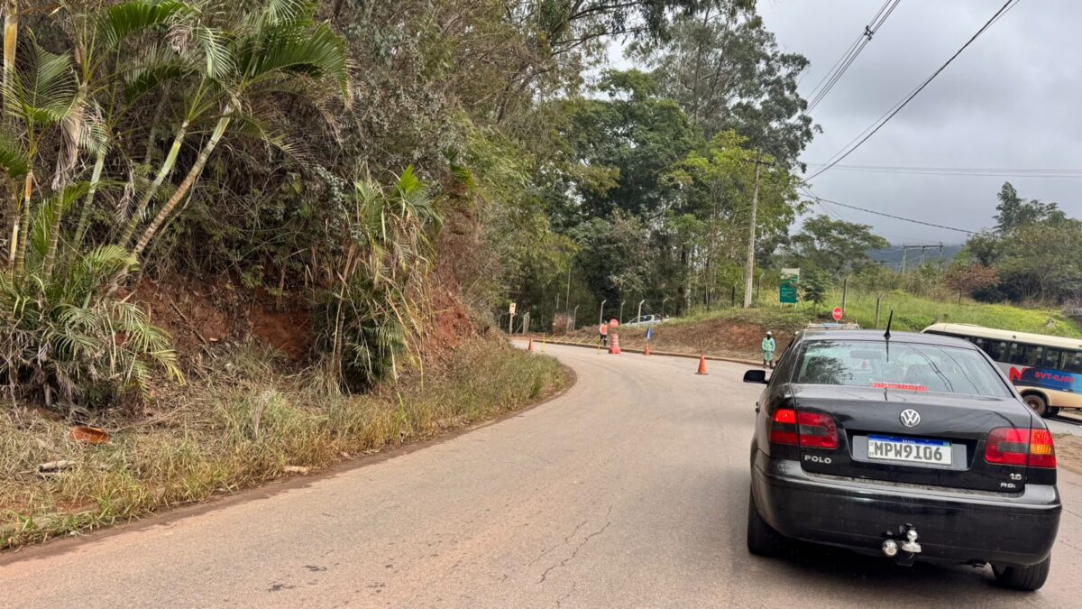 Serviço de roçada interdita trecho da estrada 105, em Itabira, na manhã do sábado