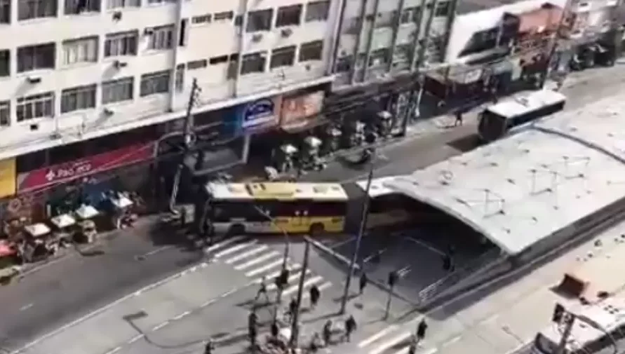 Criminosos usam 13 ônibus e 4 BRTs como barricadas durante operação policial em Madureira; um homem é preso