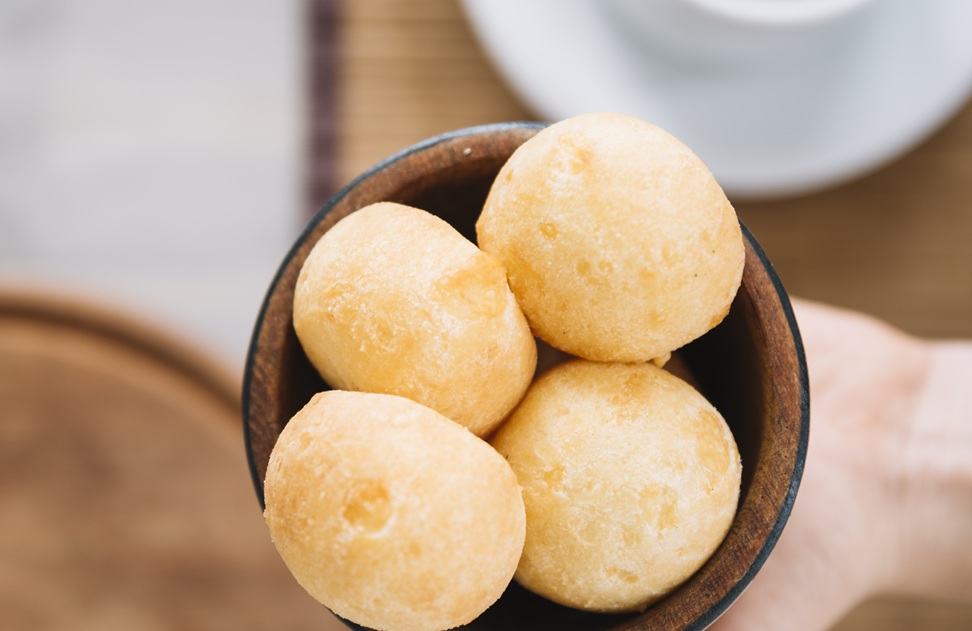 Menina de 9 anos morre depois de comer bolo e pão de queijo em Minas Gerais