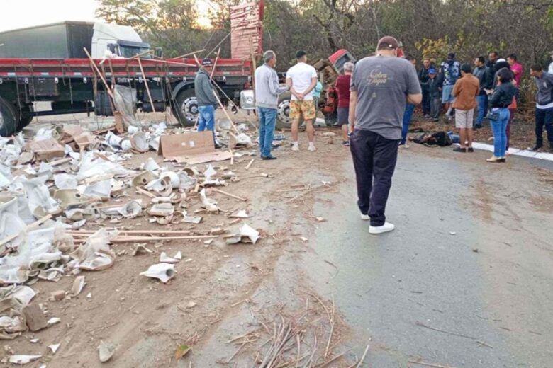 Caminhão que transportava vasos sanitários tomba na BR-251 em MG