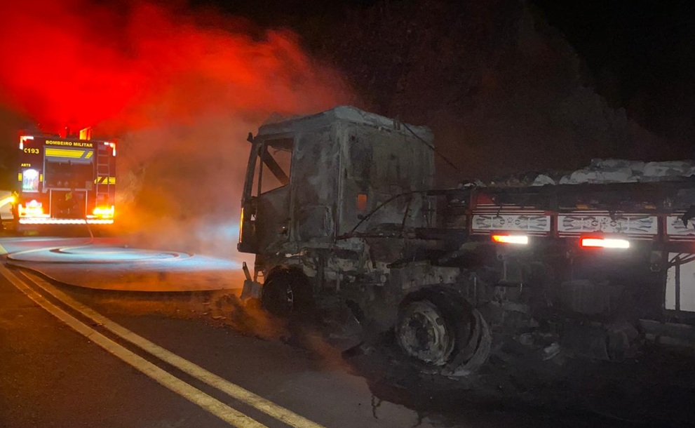 Caminhão carregado com calcário pega fogo na MGC-120, em Itabira