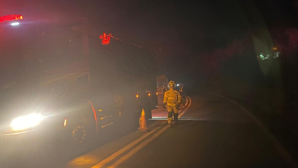 Caminhão carregado com calcário pega fogo na MGC-120, em Itabira