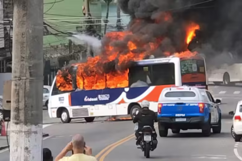 Criminosos usam 12 ônibus como barricadas e incendeiam veículo durante confronto na Ilha do Governador
