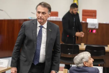 Moraes dá 48h para Bolsonaro se manifestar sobre pedido de asilo à Argentina e descumprimento de ordens do STF