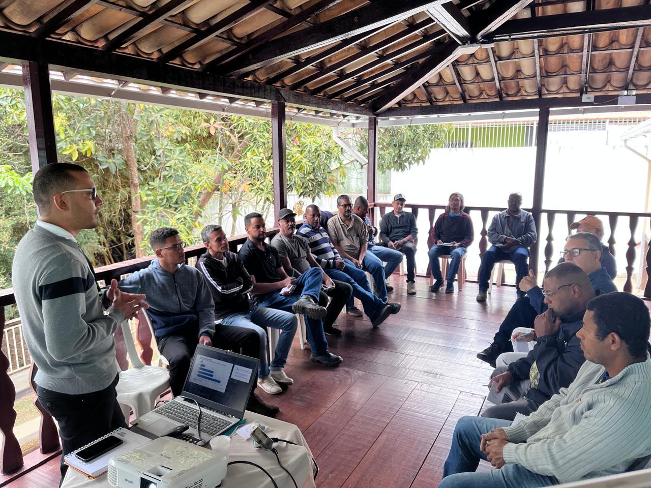 São Gonçalo do Rio Abaixo: apicultores participam de qualificação do processo produtivo
