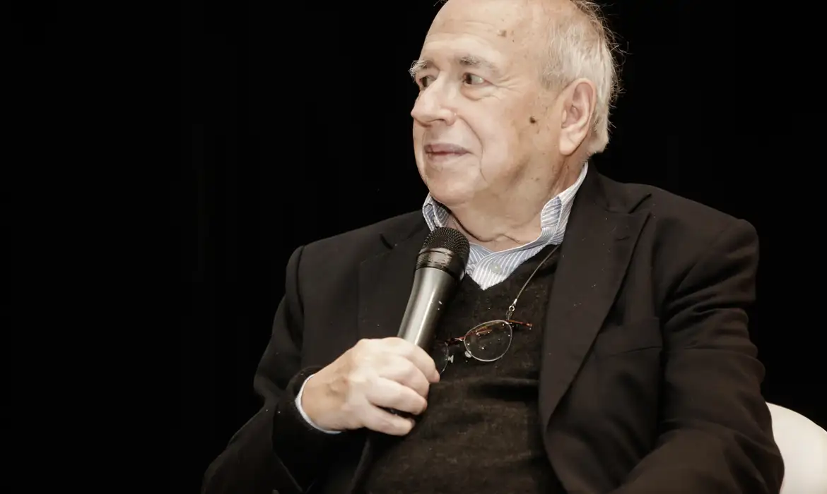 Luis Fernando Verissimo é internado em UTI, em Porto Alegre