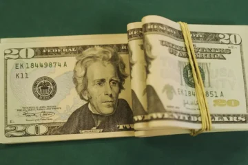 Cuidadoras roubaram mais de R$ 450 mil de idosa cega