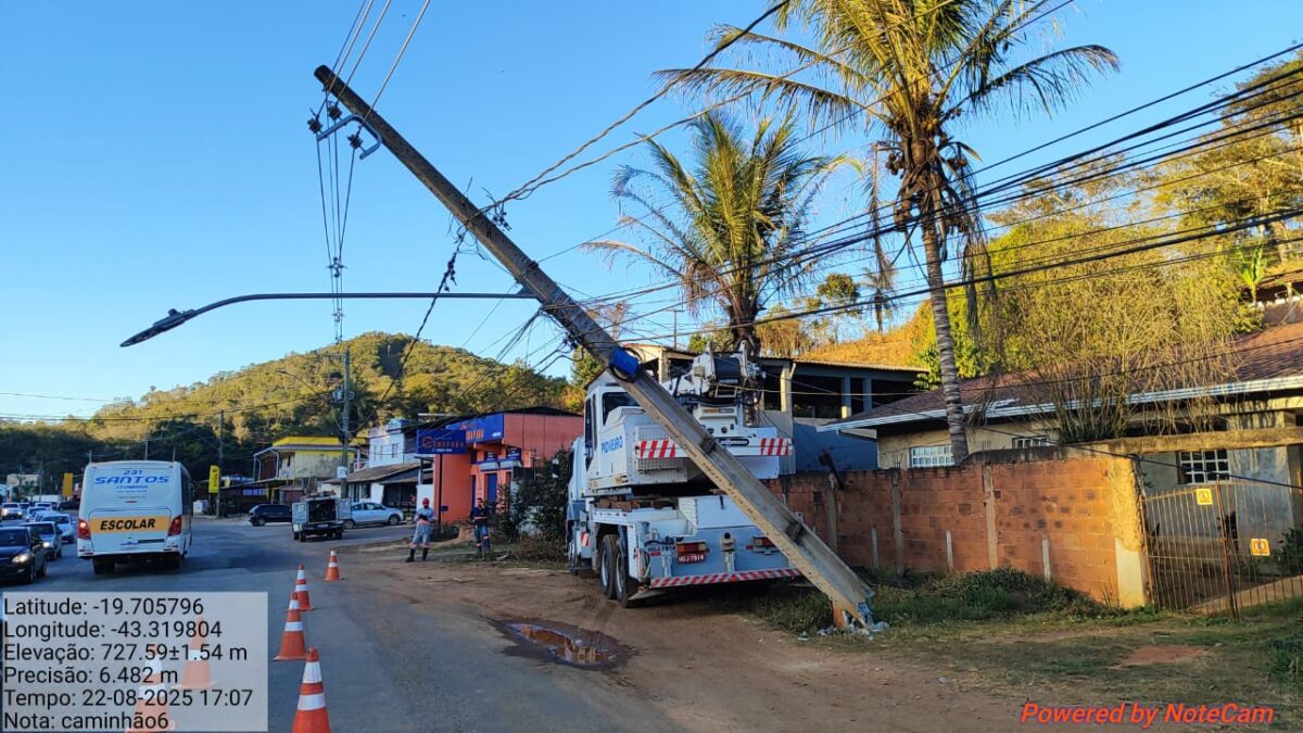 Caminhão derruba poste no bairro Chapada e deixa região sem energia elétrica