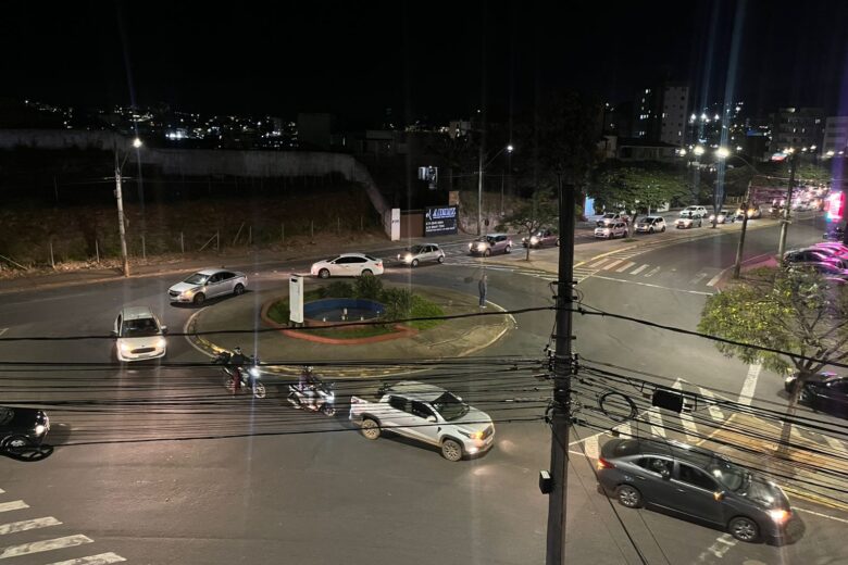 Em manifestação, servidores da Prefeitura de Itabira promovem carreata pelas ruas do Centro 