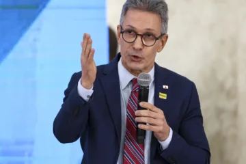 Nikolas Ferreira, Romeu Zema e Flávio Bolsonaro anunciam ações judiciais após desfile com homenagem a Lula na Sapucaí