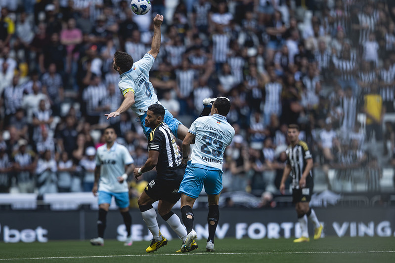 Grêmio consegue virada contra o Galo e alivia crise