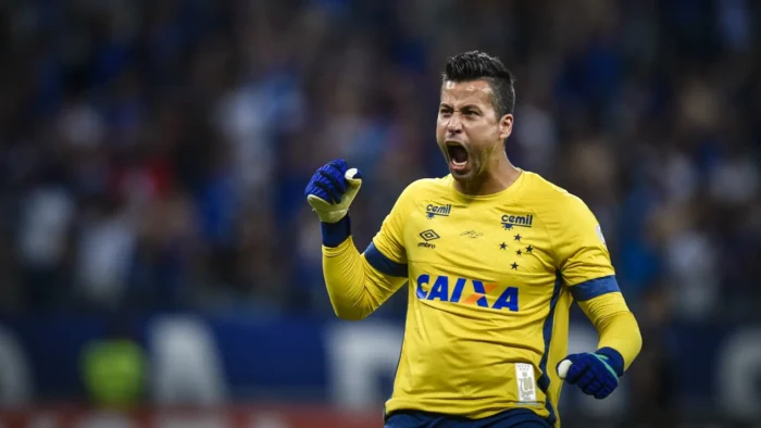 Fábio se torna o atleta com mais partidas na história do futebol