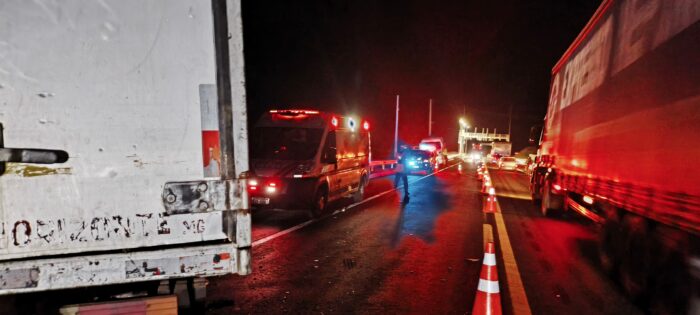 Colisão entre carreta e caminhão deixa feridos na BR-381, em João Monlevade
