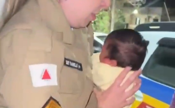 Sargento da Polícia Militar salva bebê de sete dias engasgado em Simonésia