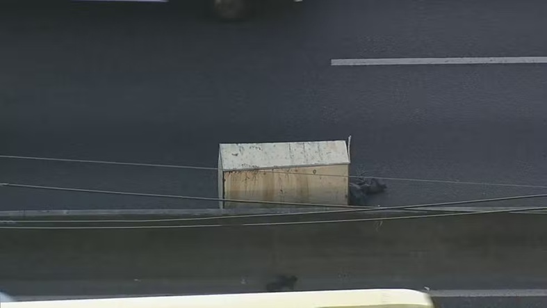 Corpo é encontrado dentro de caixote na avenida Brasil