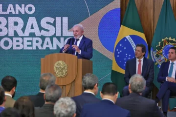 Governo anuncia pacote de R$ 30 bi de auxílio às empresas afetadas pela tarifação de Trump