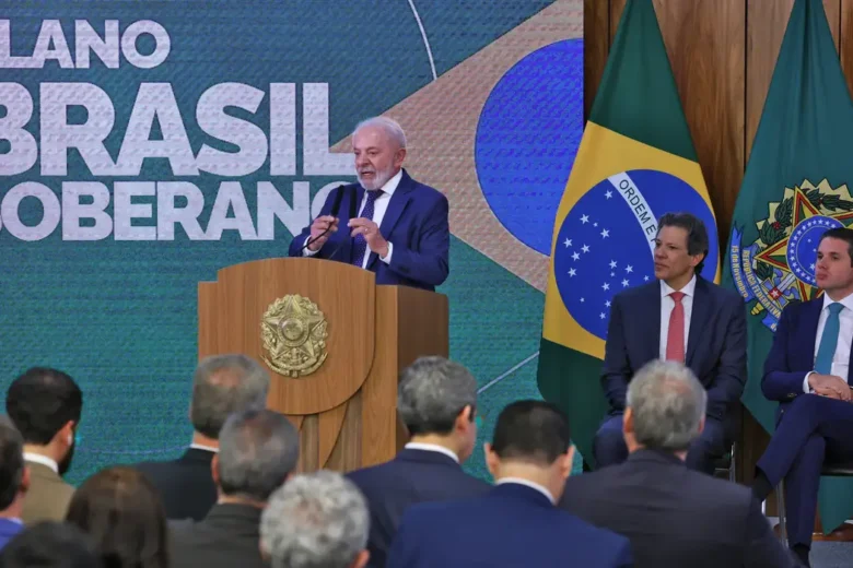 Governo anuncia pacote de R$ 30 bi de auxílio às empresas afetadas pela tarifação de Trump
