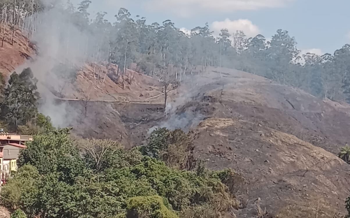 Incêndio atinge área de vegetação entre o bairro Chacrinha e a linha férrea da Vale, em Itabira
