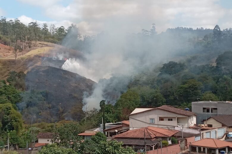 Incêndio atinge área de vegetação entre o bairro Chacrinha e a linha férrea da Vale, em Itabira