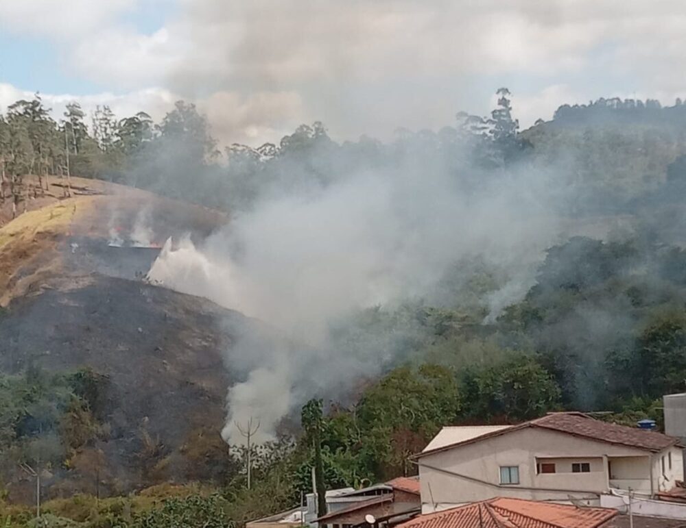 Incêndio atinge área de vegetação entre o bairro Chacrinha e a linha férrea da Vale, em Itabira