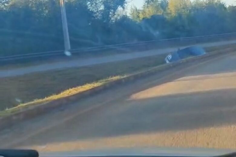 Carro cai em valeta próximo ao Real Campestre, em Itabira