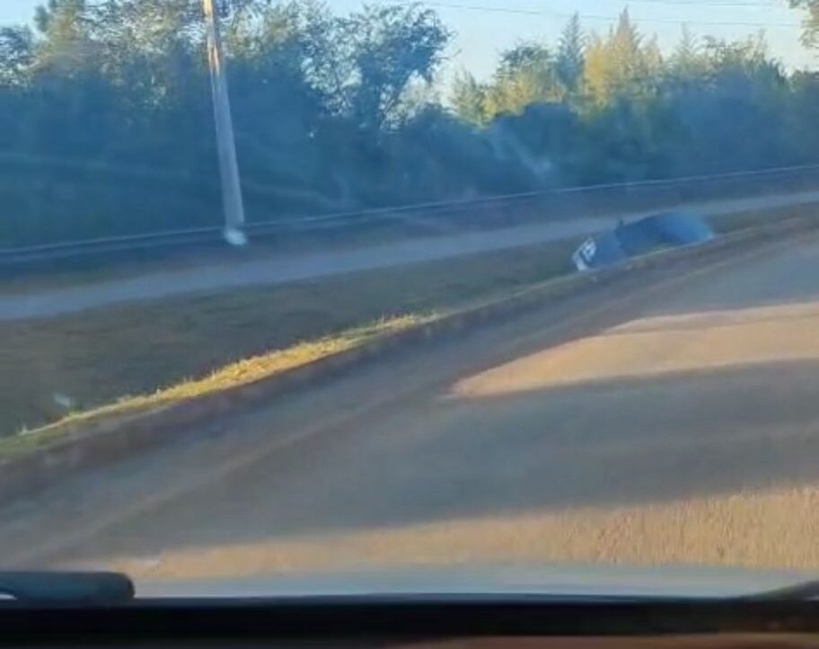 Carro cai em valeta próximo ao Real Campestre, em Itabira