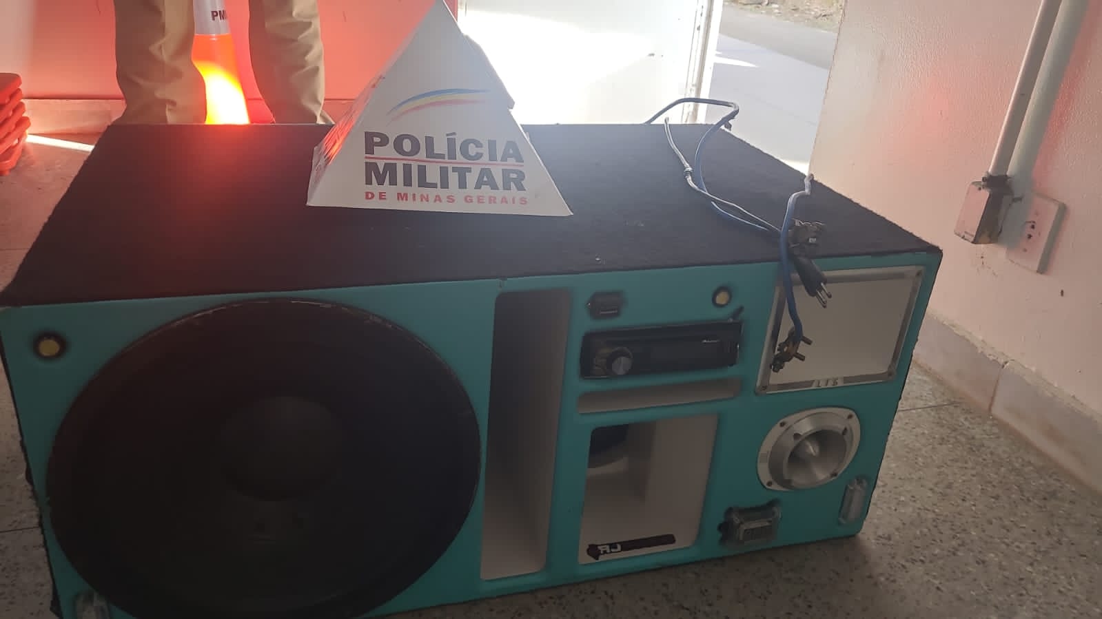 PM apreende aparelhagem de som por perturbação do sossego no bairro Fênix, em Itabira