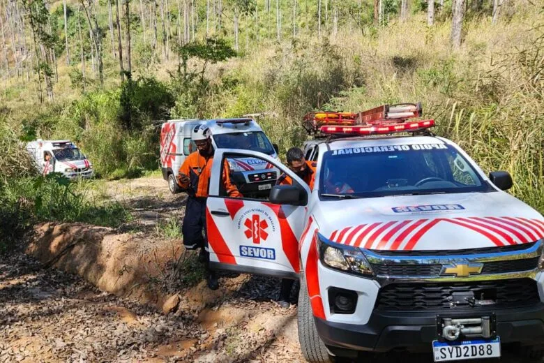 Homem cai de altura de 6 metros na Serra do Seara, em João Monlevade, e é resgatado após mais de duas horas de buscas