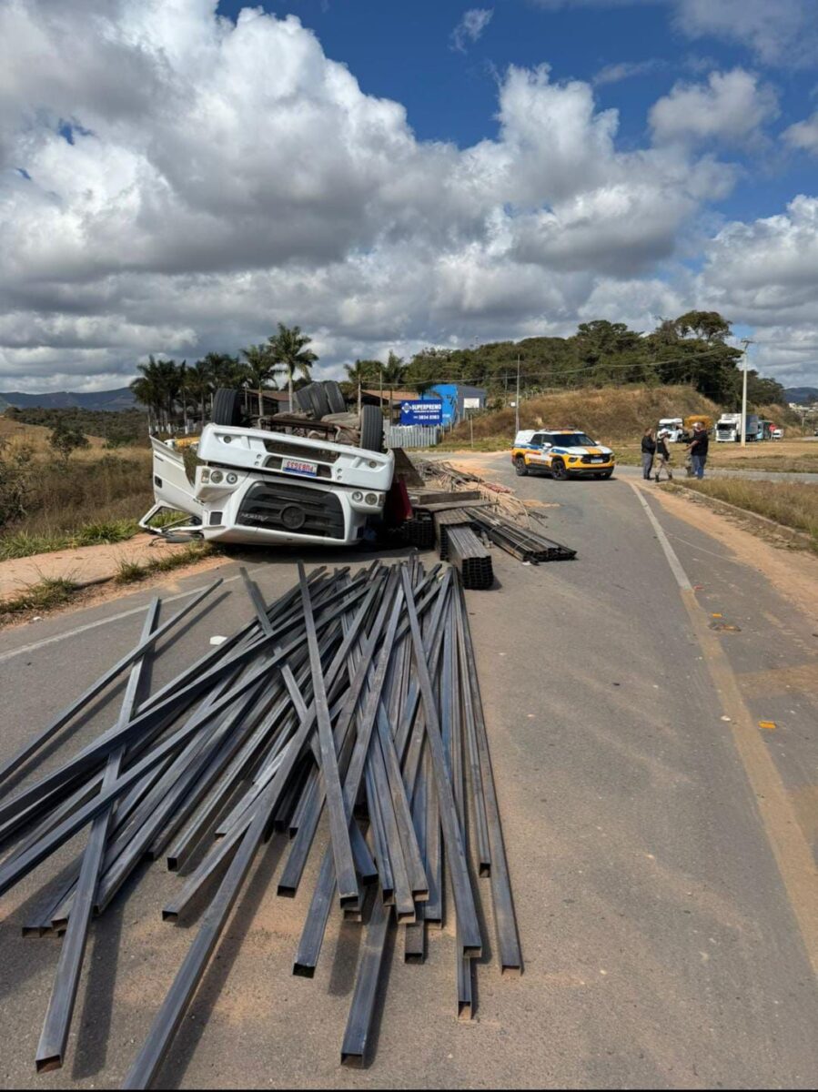 Caminhão carregado com perfis de aço capota na MG-129, em Itabira
