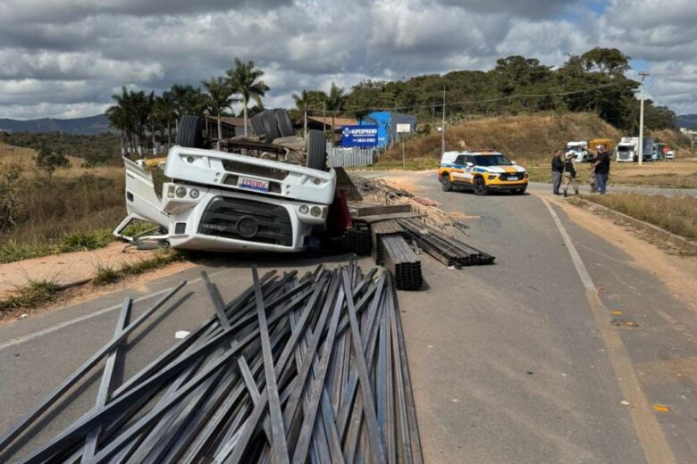 Caminhão carregado com perfis de aço capota na MG-129, em Itabira