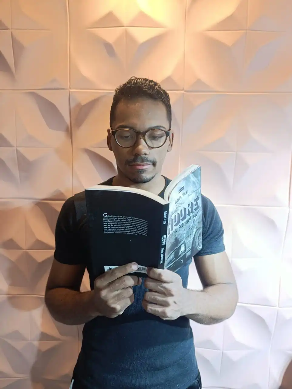 Jovem escritor itabirano lança livro de fantasia e suspense que mistura mistérios sobrenaturais e drama familiar
