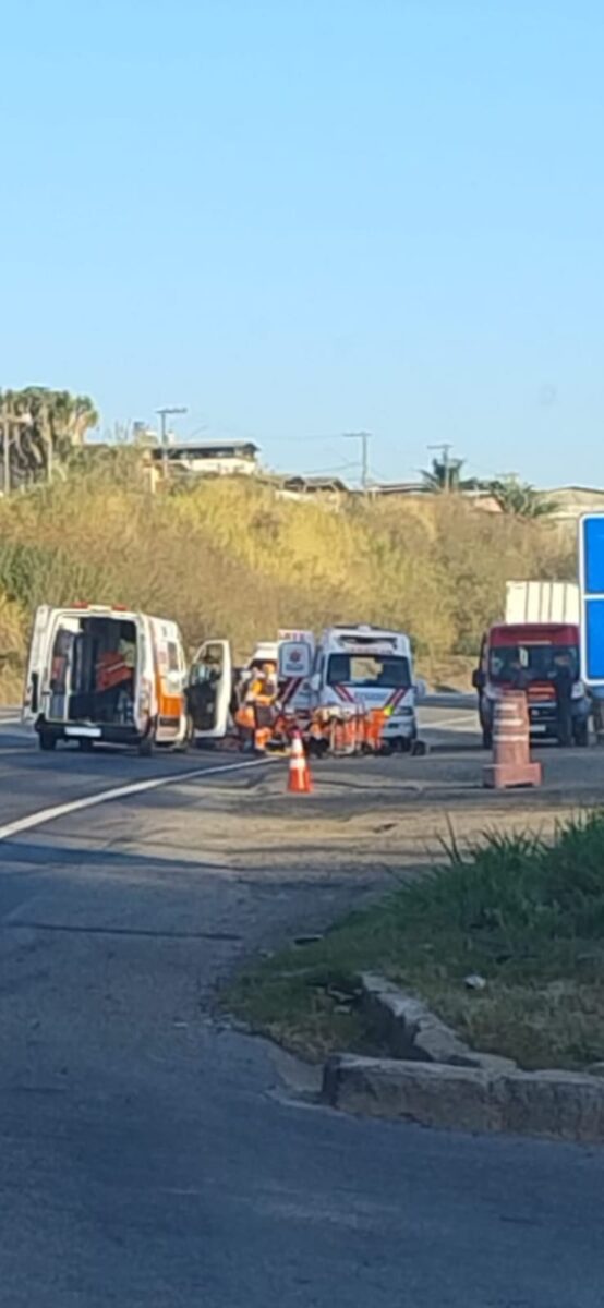 Colisão entre moto e carreta deixa casal ferido na BR-381 em João Monlevade