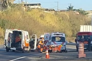 Colisão entre moto e carreta deixa casal ferido na BR-381 em João Monlevade