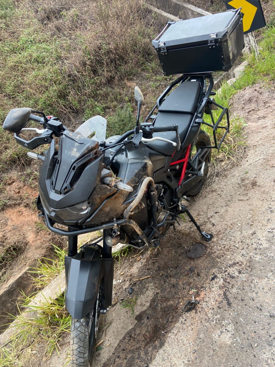 Motociclista fica ferido após colisão com caminhão na MG-129, em Itabira