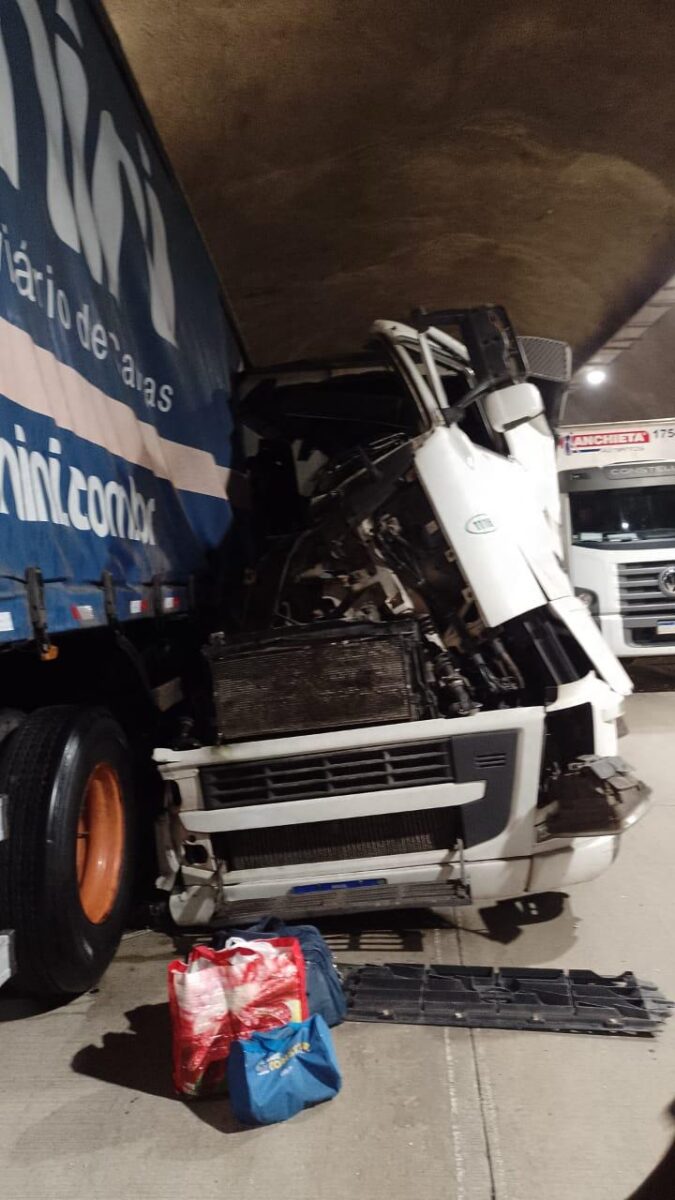 Colisão entre carretas interdita BR-381 no túnel de Jaguaraçu e deixa um ferido