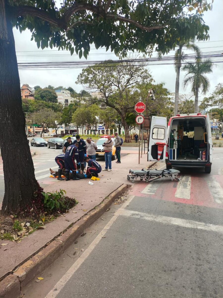 Idoso é atropelado por motociclista na faixa de pedestres no Centro de Itabira