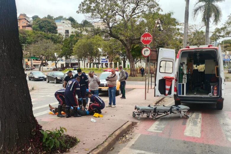 Idoso é atropelado por motociclista na faixa de pedestres no Centro de Itabira
